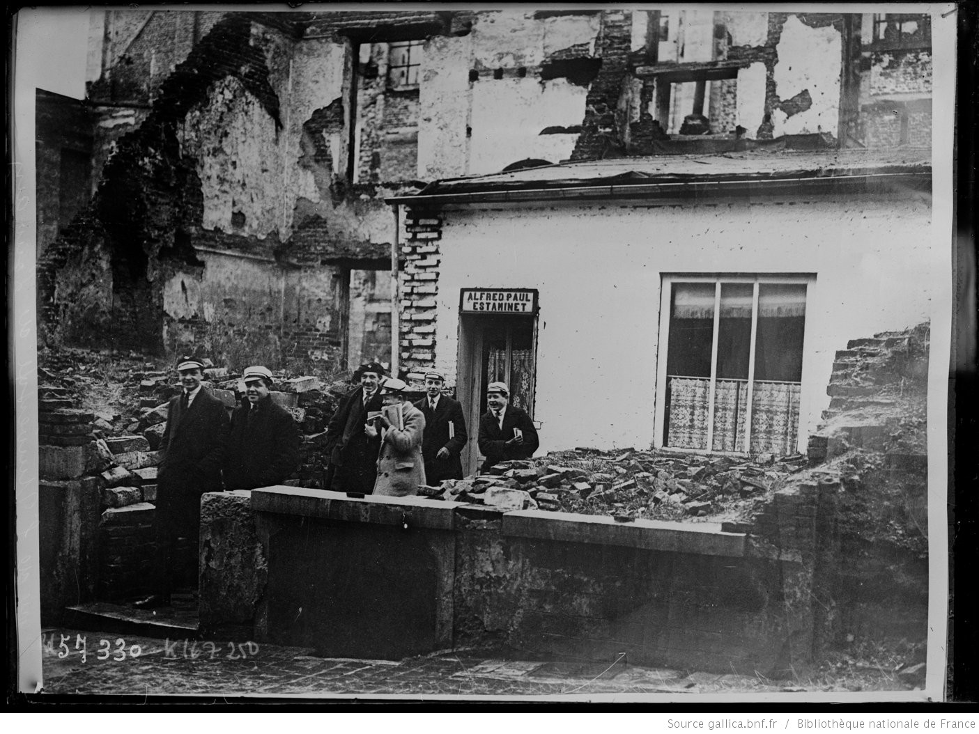 Etudiants sortant d'un estaminet dans les ruines de la rue de l'université à Louvain, 1919