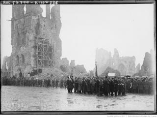 Cérémonie de décoration de la Croix de guerre par Poincaré, Ypres 1920