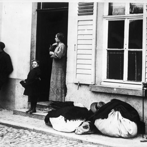 Réfugiés près d'Alost, ce qu'ils ne peuvent emporter est sur le trottoir, 1914
