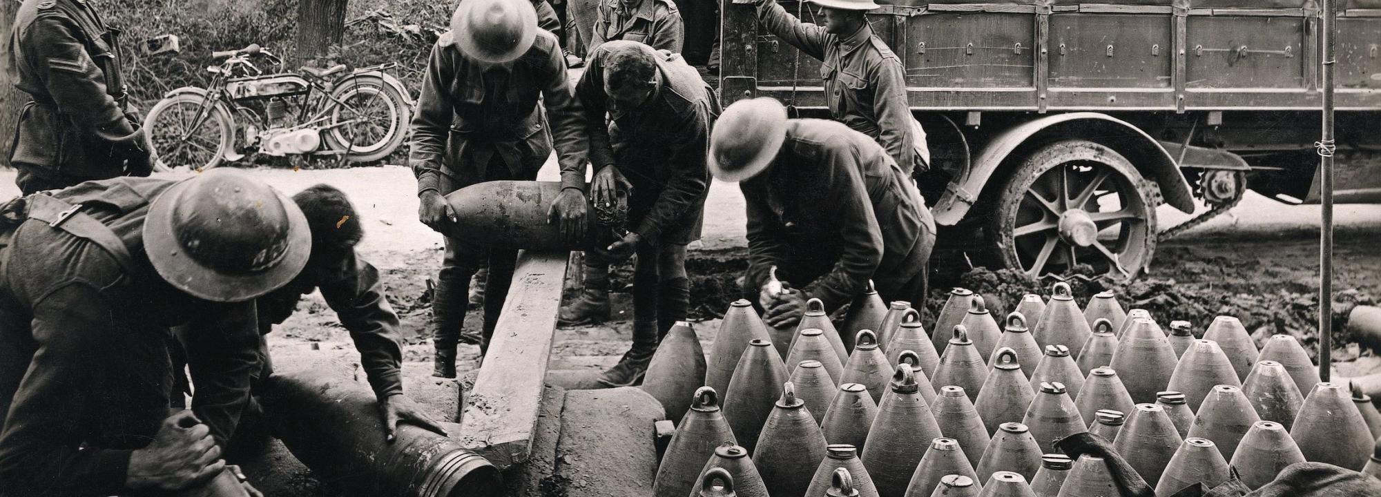 2nd Australian Siege Battery unloading big shells from a motor lorry, Voormezeele, 1917 / Tasmanian Archives & Heritage Office, official photo n°E657 - Domaine public 2nd Australian Siege Battery unloading big shells from a motor lorry, Voormezeele, 1917