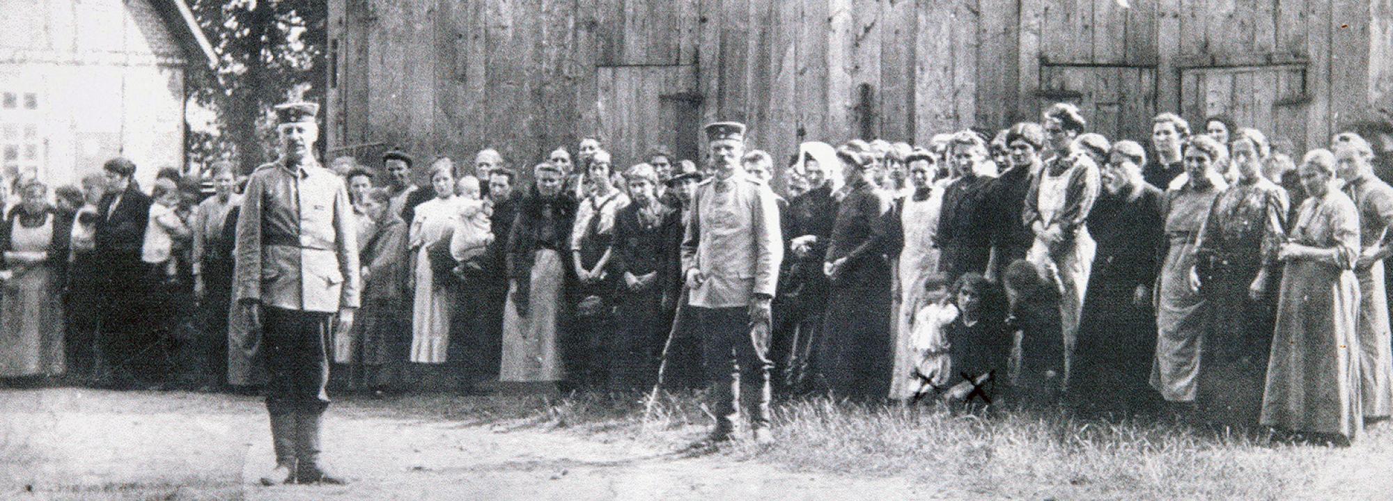 (2 ans) en Thérèse Delfosse 26 ans) in gevangenschap (otages, région de Tirlemont, 1914) - europeana - Creative Commons License (2 ans) en Thérèse Delfosse 26 ans) in gevangenschap (otages, région de Tirlemont, 1914)