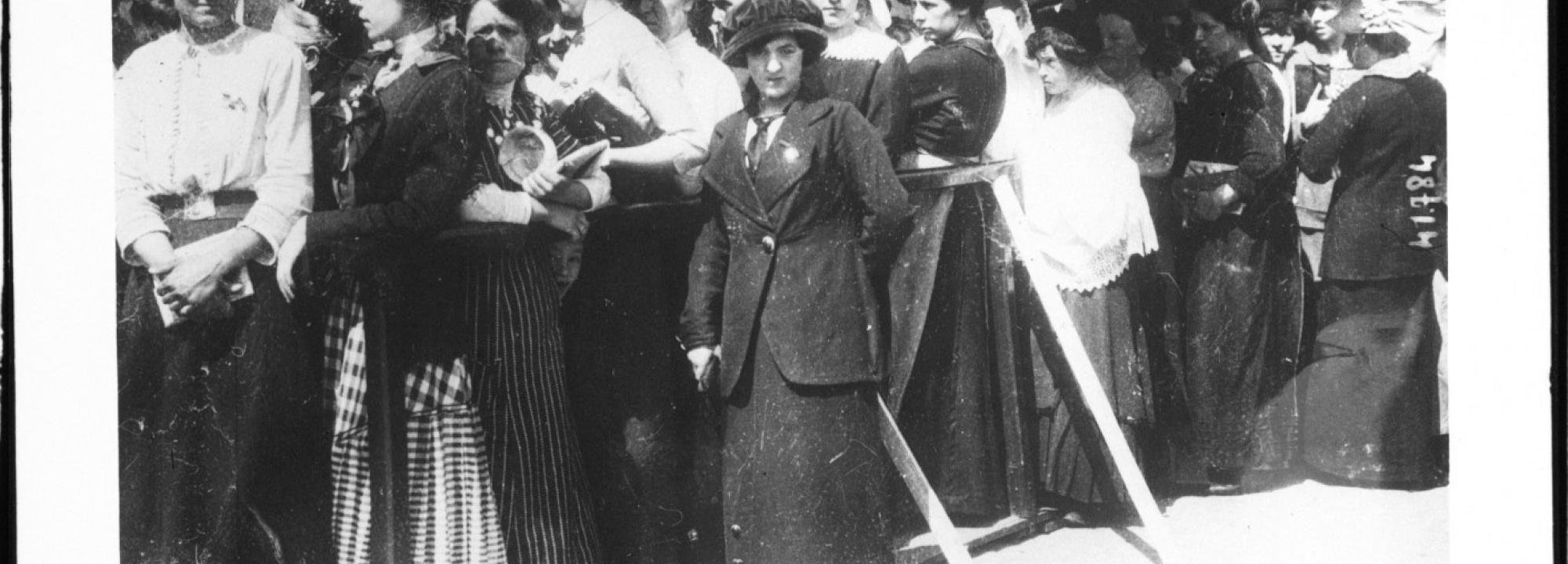 Les épouses attendent des nouvelles, Bruxelles, 1914 - Europeana - Creative Commons License Les épouses attendent des nouvelles, Bruxelles, 1914