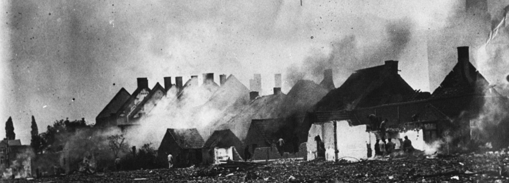 Maisons en flammes dans un faubourg d'Anvers, 1914