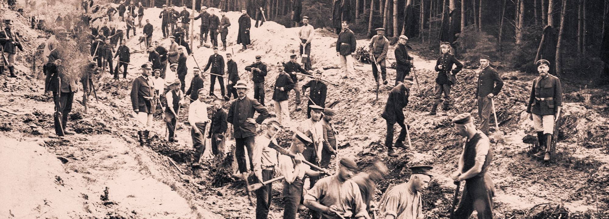 Soltau : foto's en identiteitsbewijzen van krijgsgevangene Pieter Godfried Bruelemans - Europeana - Creative Commons License