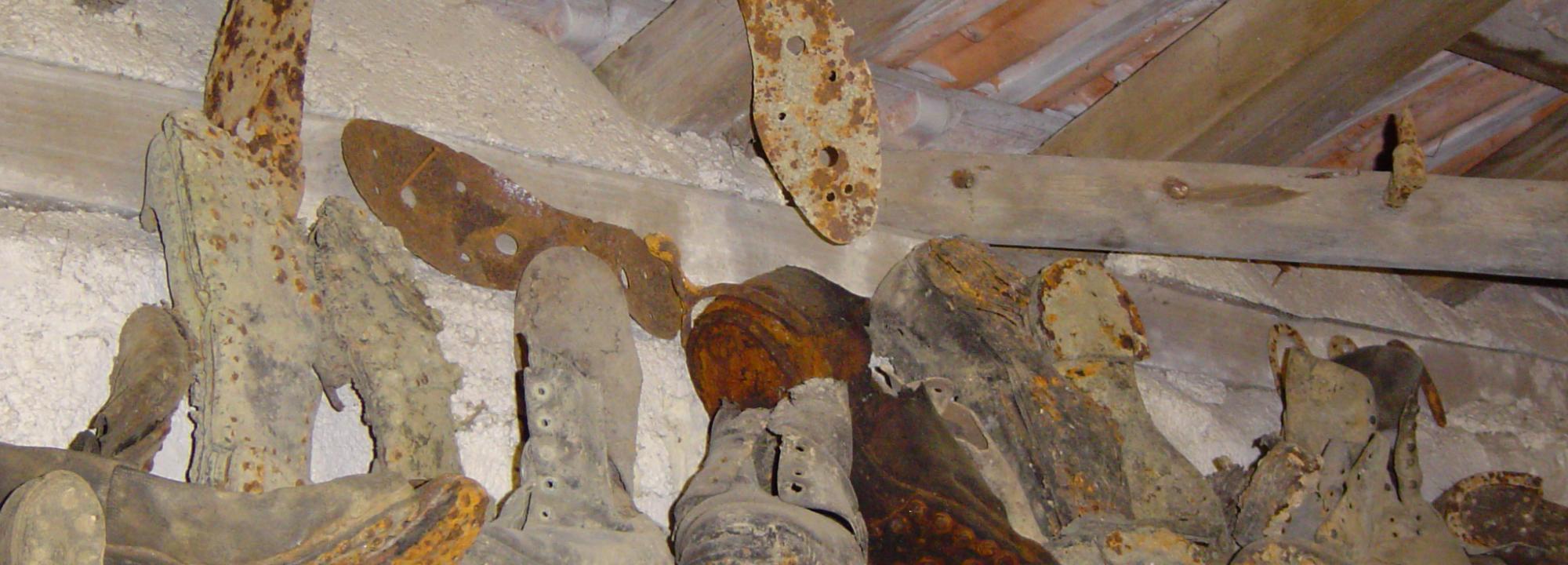 Chaussures du camp de Romagne - Wikimédia - Domaine public